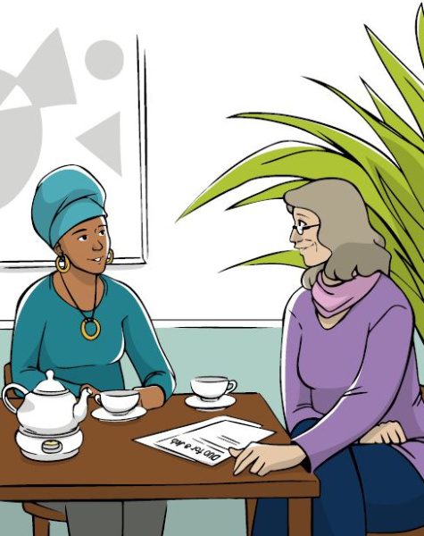 Eine Frau of Color und eine weiße, ältere Frau sitzen Tee trinkend an einem Tisch und unterhalten sich. 